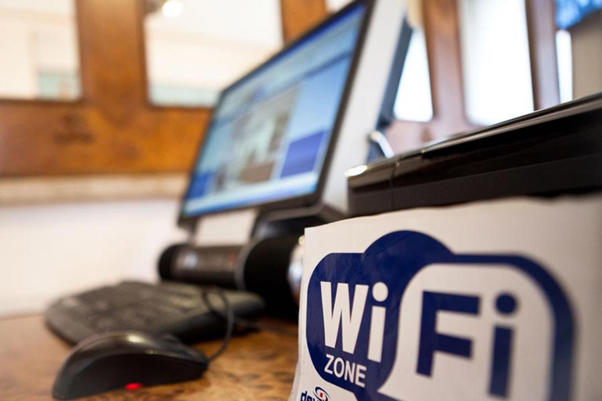 Минцифры приостановило программу подключения Wi-Fi в школах