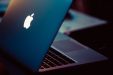 Apple может вернуть светящееся яблоко в крышке MacBook
