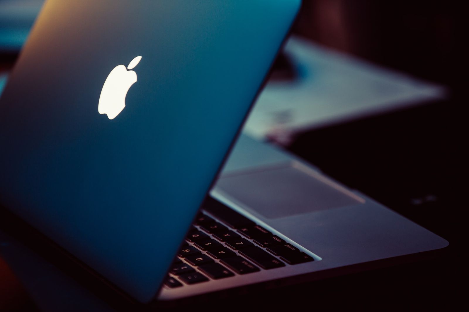 Apple может вернуть светящееся яблоко в крышке MacBook