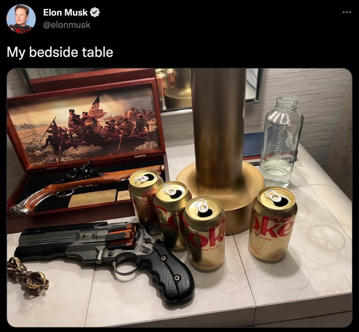 Илон Маск случайно выложил фото своей прикроватной тумбы. На ней два пистолета и буддийская штука