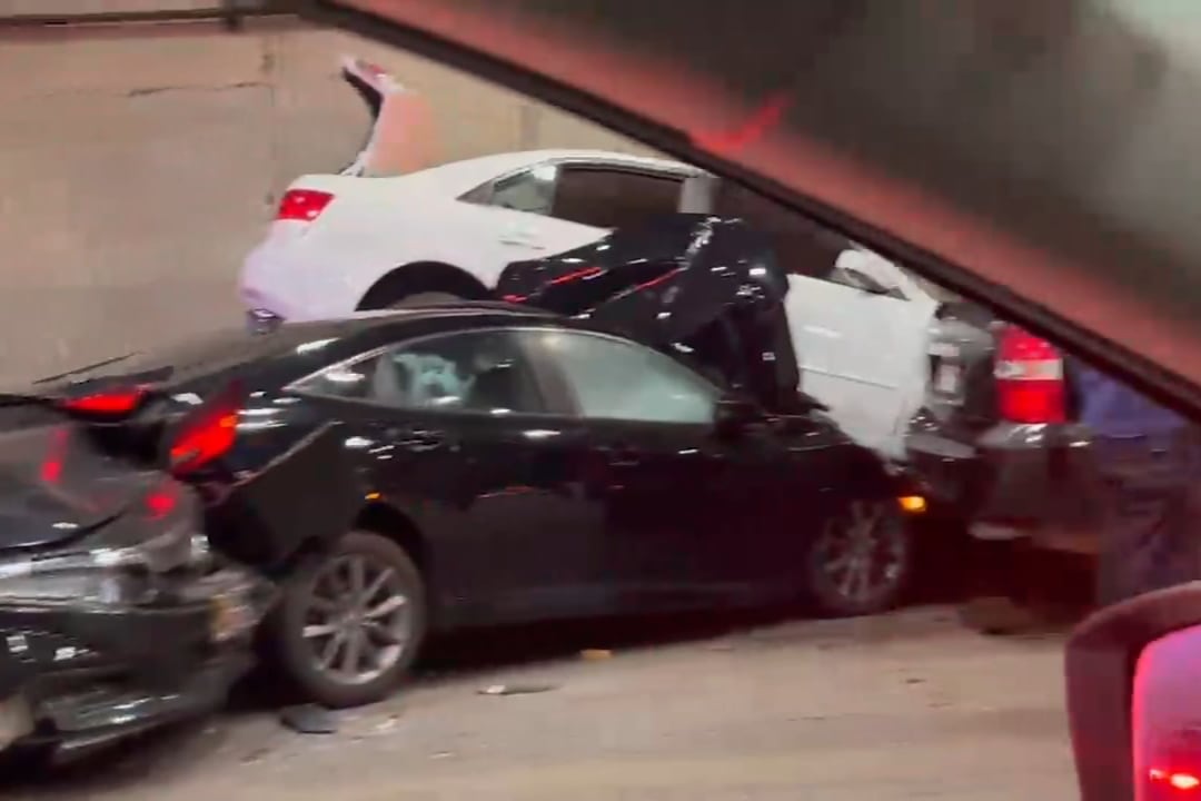 Автопилот Tesla обвиняют в крупной аварии, в которой столкнулись 8 автомобилей