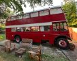 Американец купил раздолбанный автобус и превратил в мега-популярный отель, который стал хитом Airbnb
