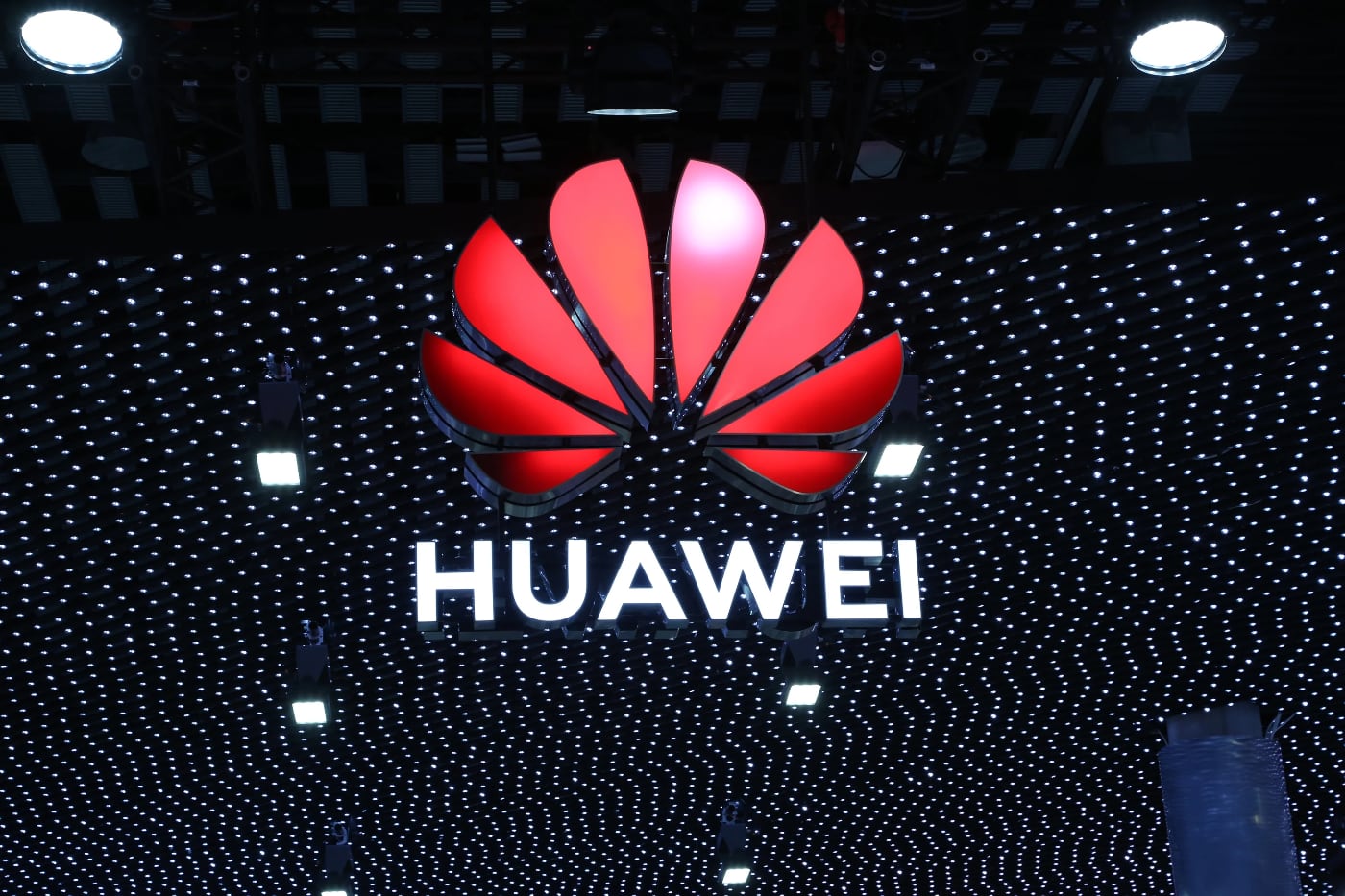 Huawei закроет российское подразделение по продаже телеком-оборудования и уволит 2 тысячи человек