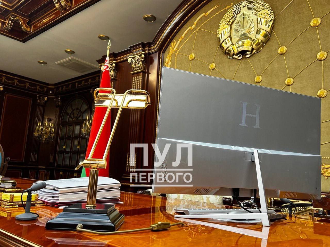 Лукашенко поменял iMac на белорусский компьютер Горизонт