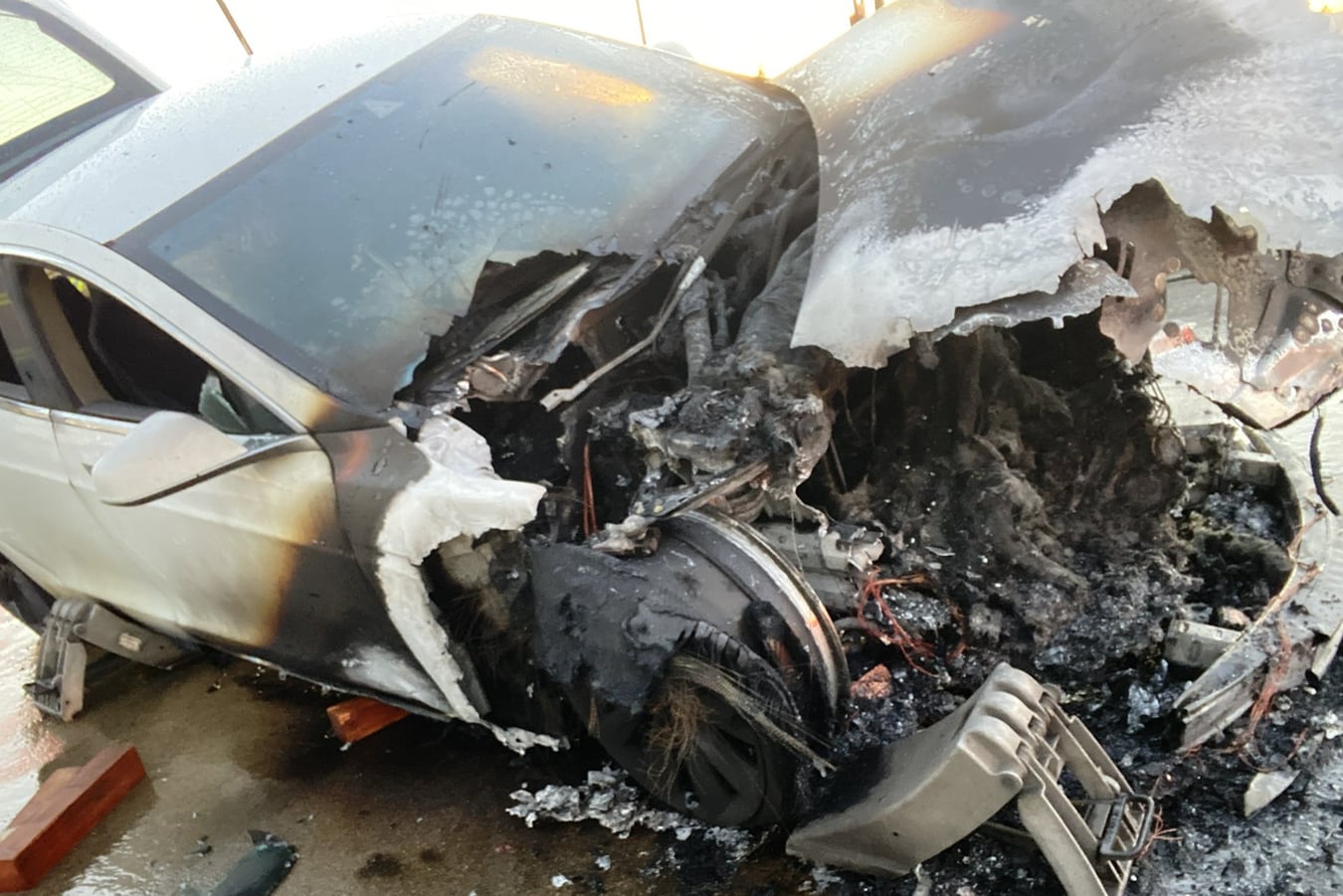 Tesla Model S загорелась и взорвалась прямо во время движения на оживленной трассе в Калифорнии