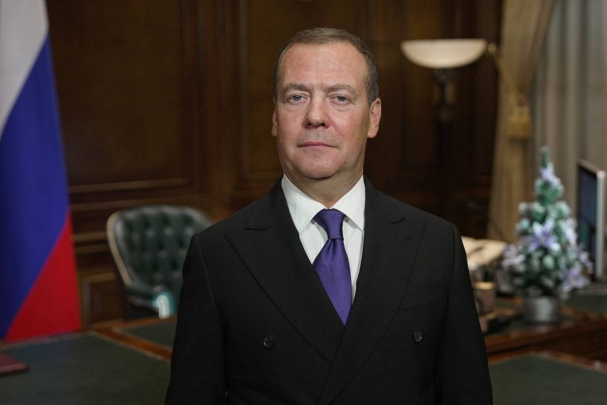 медведев фотография по полкам
