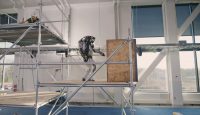 Посмотрите, как робот Atlas от Boston Dynamics эффектно работает на стройке. Про сальто не забыли