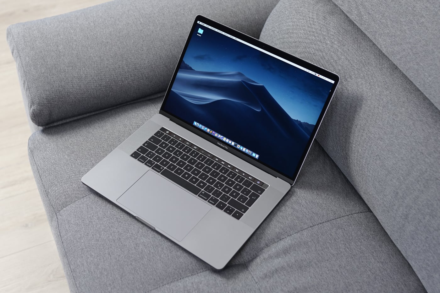 Apple запатентовала стеклянный MacBook с гигантским трекпадом