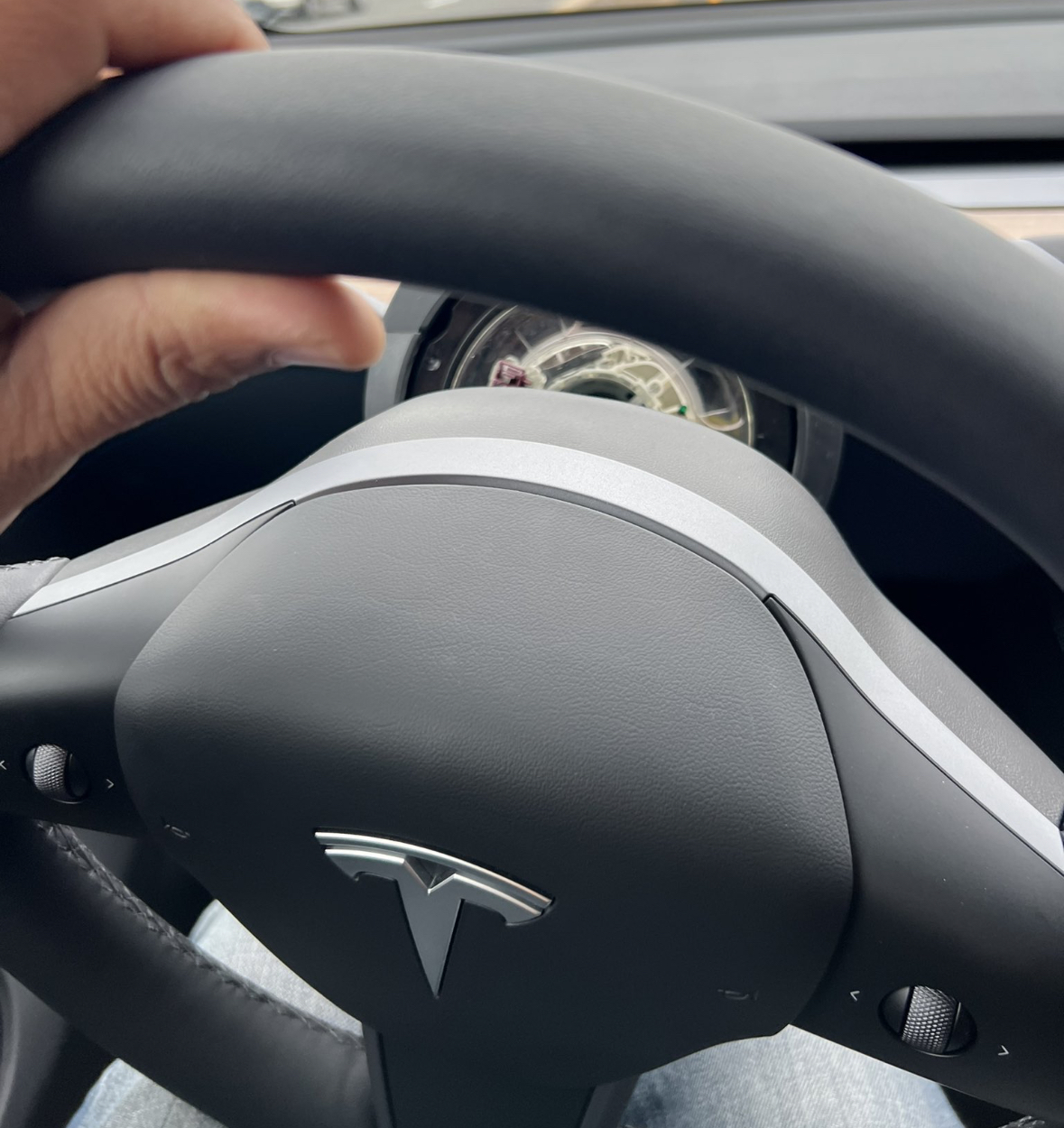 Владелец Tesla Model Y пожаловался, что через неделю после покупки у неё отвалился руль
