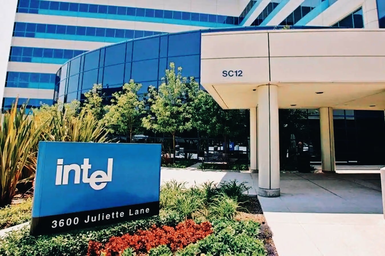 Процессоры Intel продаются так плохо, что компания сократила зарплату гендиректора на 25%