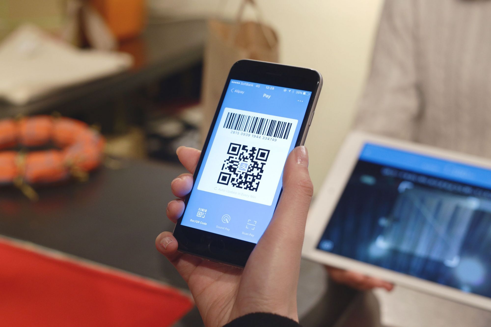 НСПК запустит систему оплаты покупок картами МИР через QR-код со смартфона в этом году