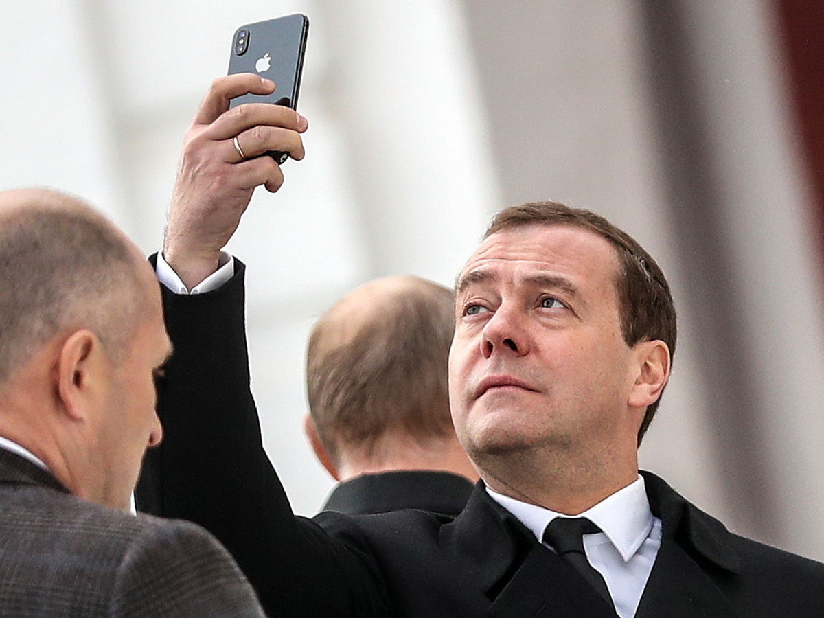 «Ъ»: сотрудникам администрации президента РФ сказали избавиться от своих iPhone с апреля