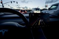 Сотрудники Tesla выкладывают видеозаписи с камер электромобилей клиентов, хотя компания обещала приватность