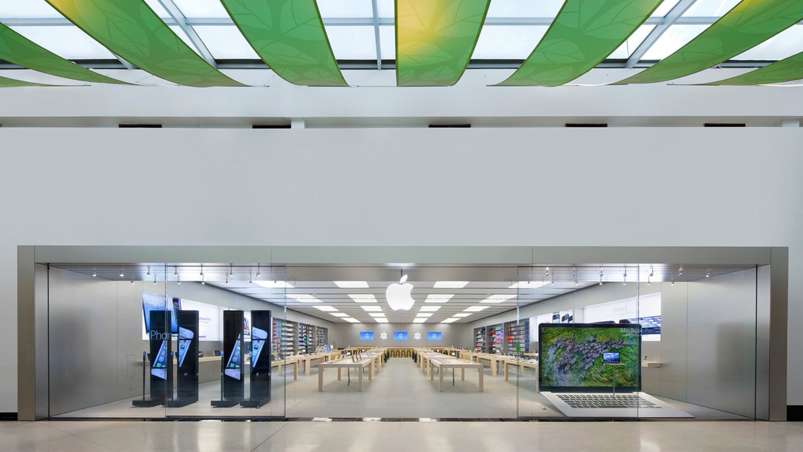 Сотрудники Apple Store в США потребовали повышения зарплат и изменения политики отпусков