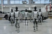 Tesla научила своих роботов-гуманоидов ходить и собирать вещи