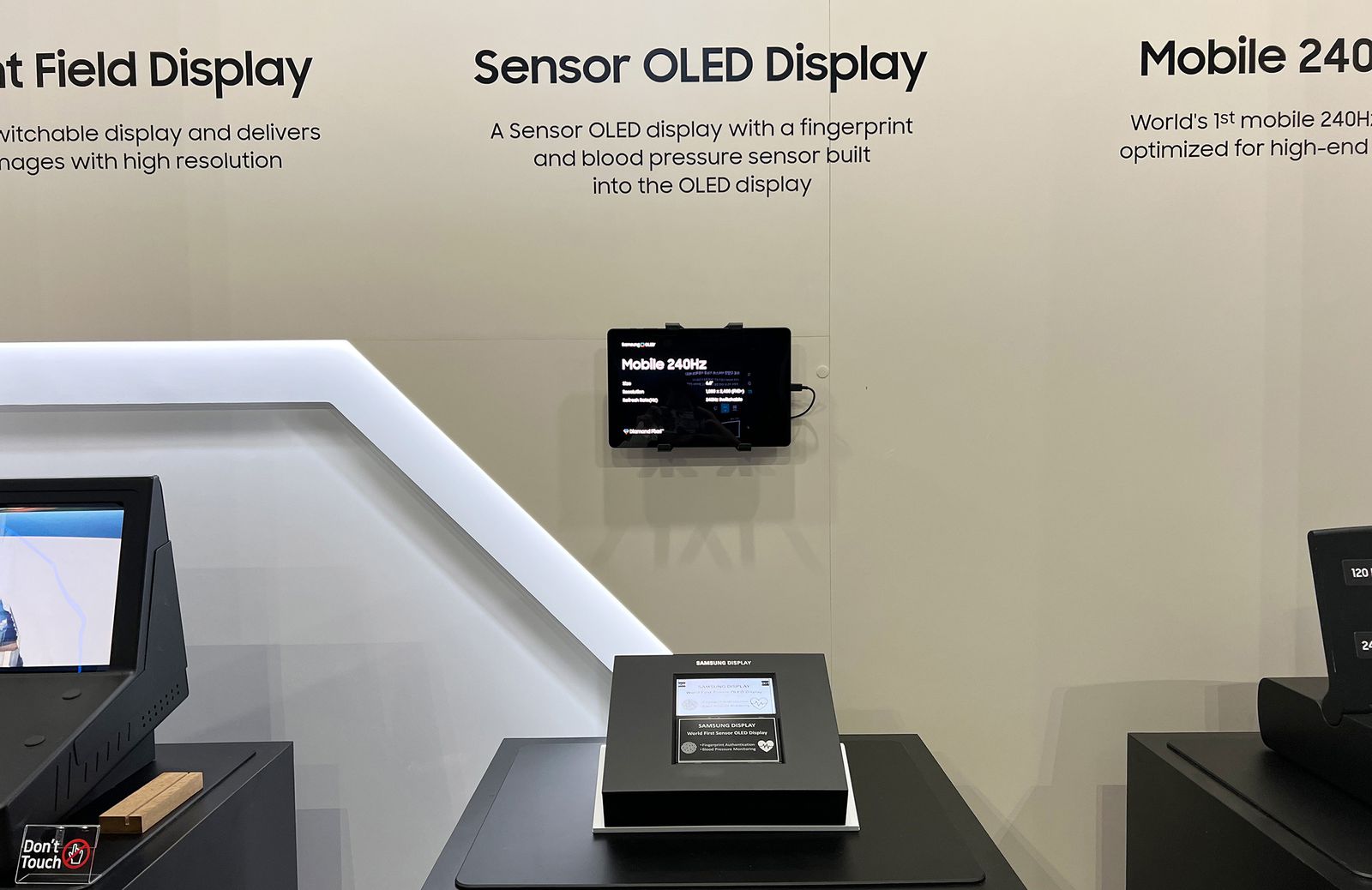 Samsung представила первый в мире OLED-дисплей со встроенным сканером отпечатков и датчиком кровяного давления