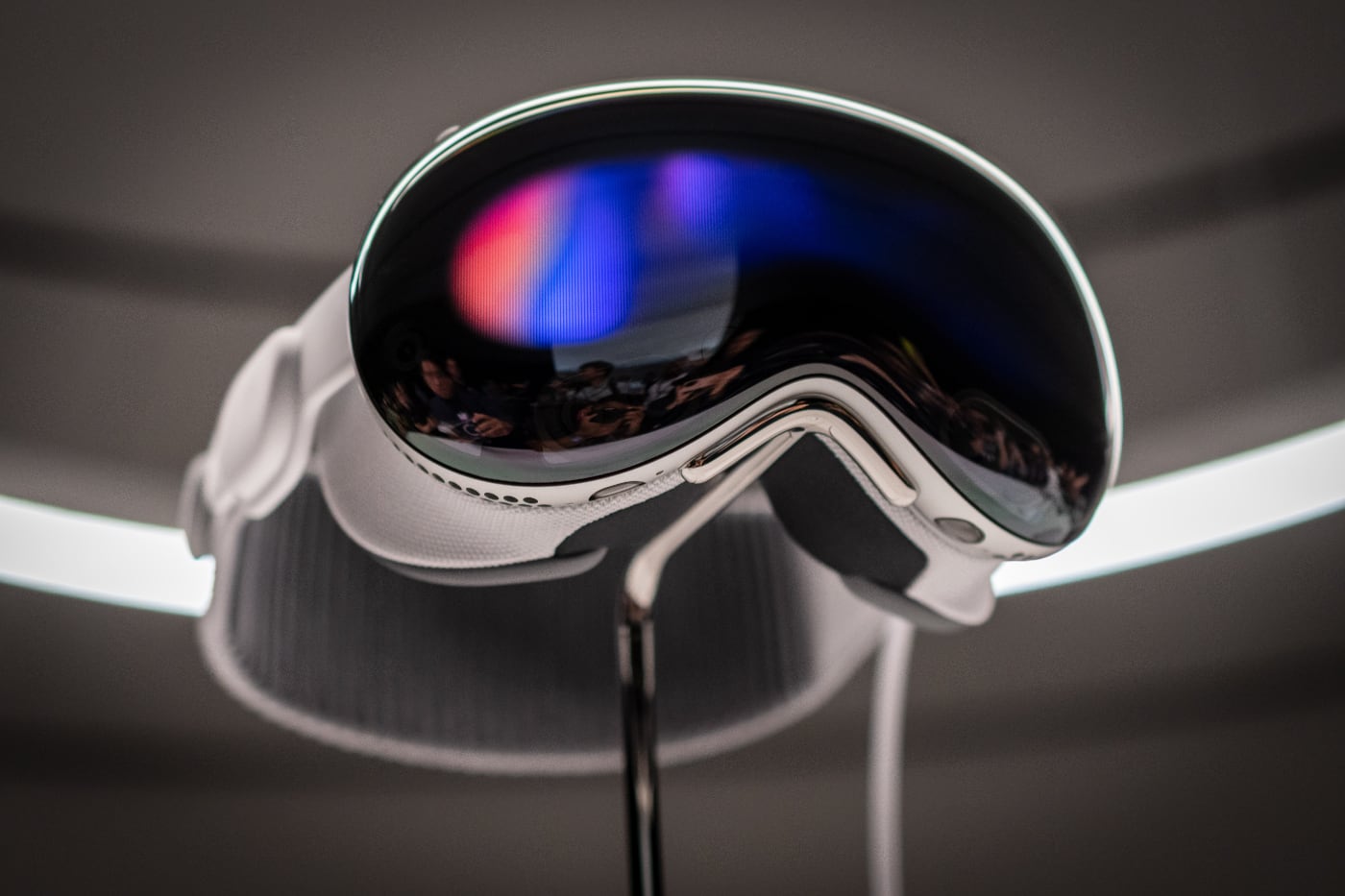 Apple начала выдавать разработчикам шлем Vision Pro