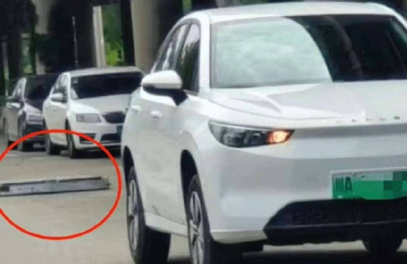 Развалился на ходу. Популярный китайский электромобиль потерял аккумулятор прямо на дороге
