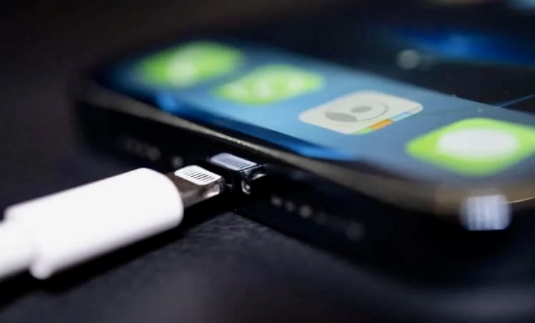 Apple попросила владельцев iPhone не спать рядом с ним во время зарядки