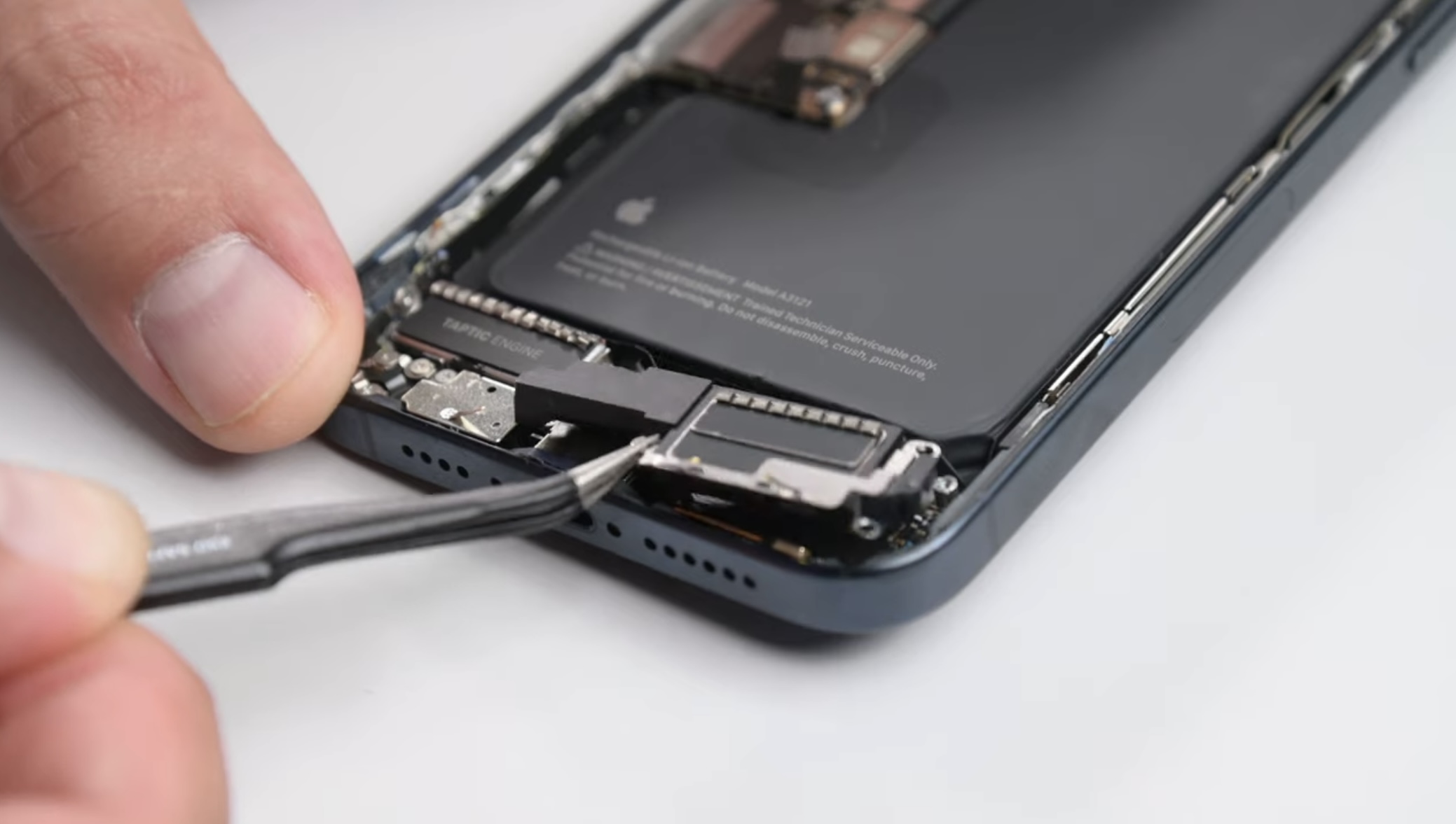 iFixit разобрали iPhone 15 Pro Max. Смотрим, что у смартфона внутри