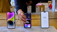 Крупный китайский оператор China Mobile не будет продавать iPhone 15 из-за запрета айфонов для правительства