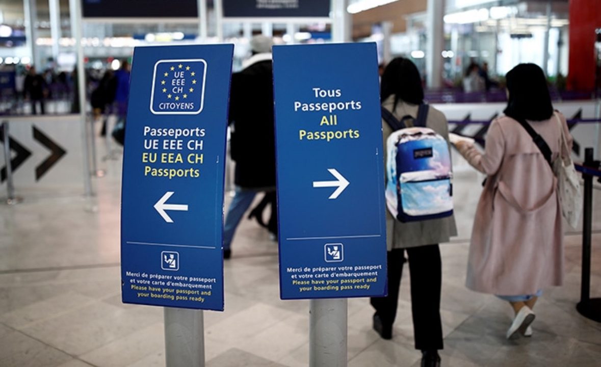 Еврокомиссия пояснила, что страны ЕС не обязаны конфисковывать личные вещи туристов из России. Например, одежду