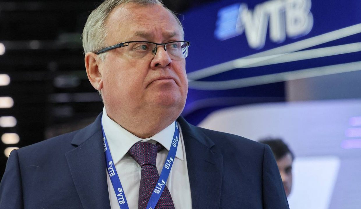 Глава ВТБ предложил ограничить до 100 млн рублей денежные переводы россиян за границу