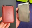 Наш старый Apple MagSafe Wallet из кожи (2 года) и новейший из эко-материала FineWoven (2 дня)