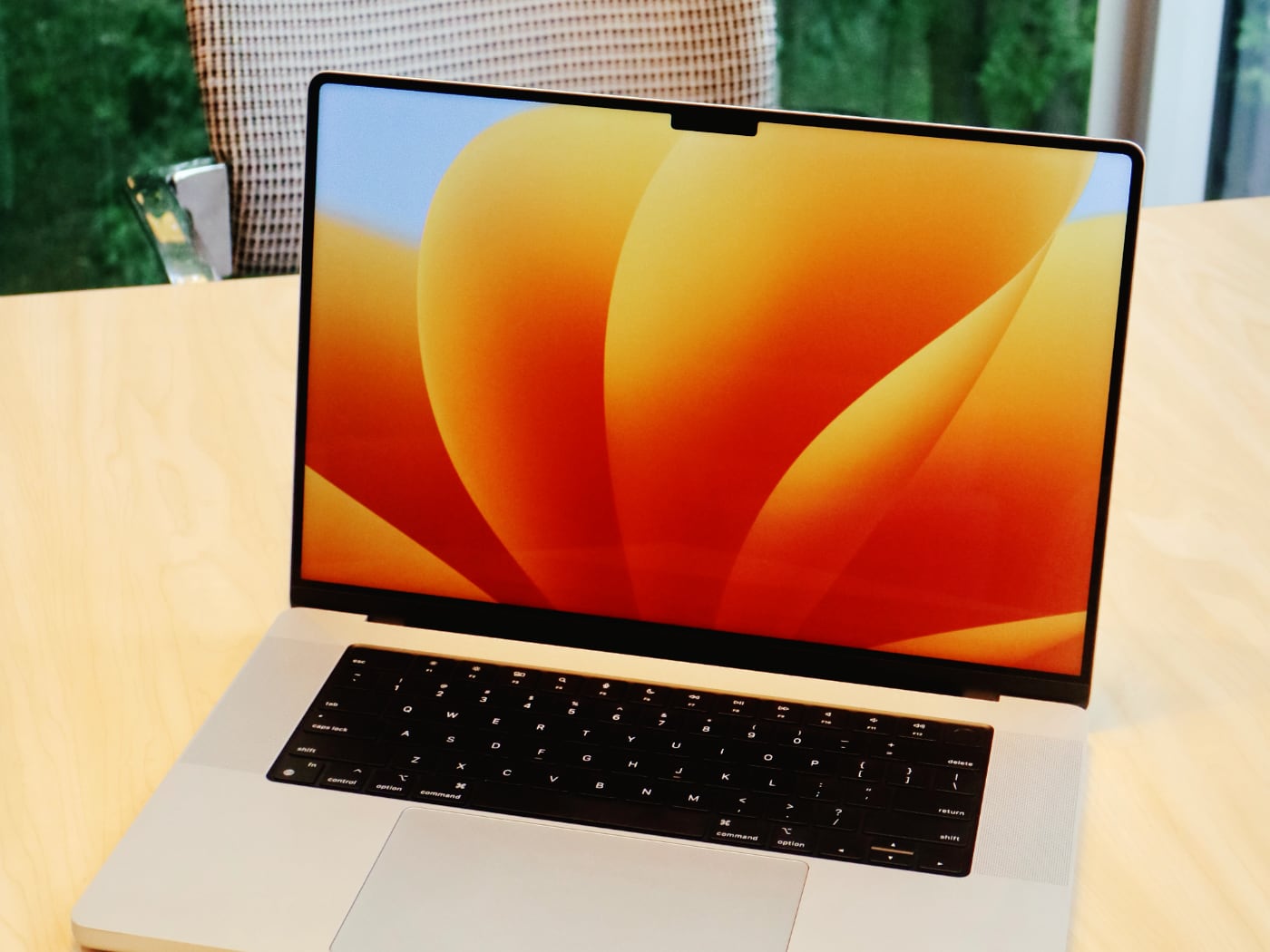 MacBook Pro с OLED-экраном выйдет не раньше 2026 года