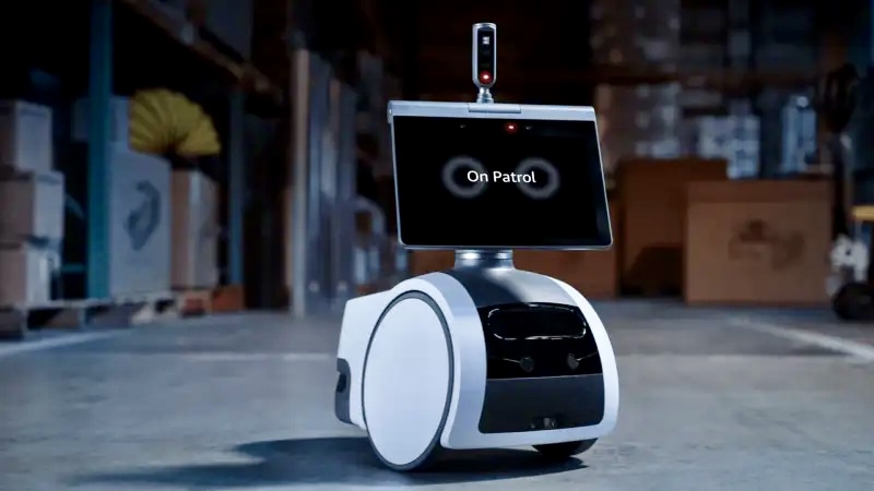 Amazon представила охранного робота Astro. Он без оружия, но видит в темноте и распознаёт людей