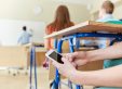 Госдума приняла закон, запрещающий школьникам использование смартфонов на уроках