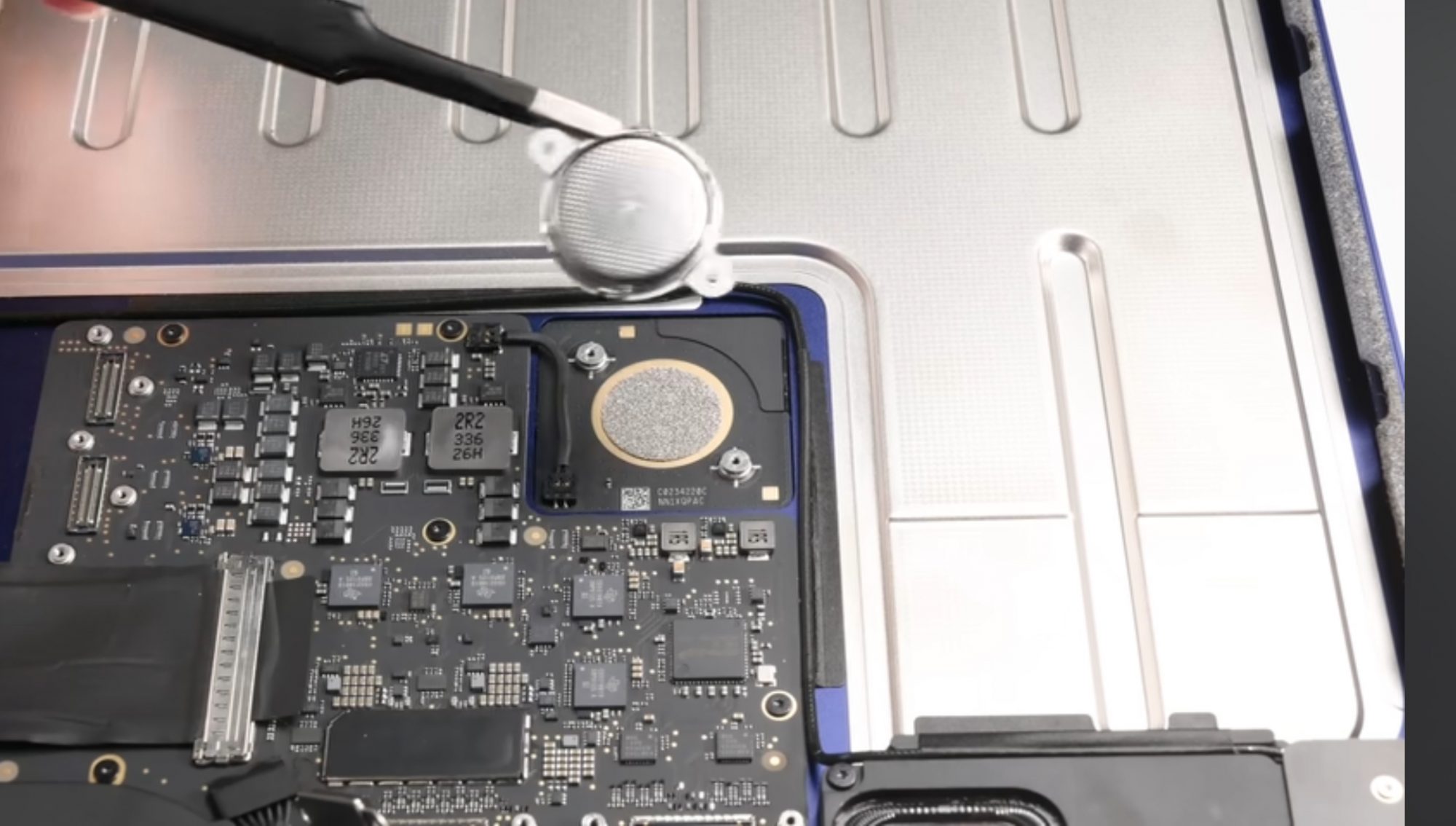 iFixit разобрали iMac с чипом M3. В нём очень легко заменить батарейку