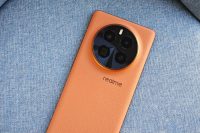 Realme представила смартфон GT5 Pro, который можно разблокировать отпечатком ладони
