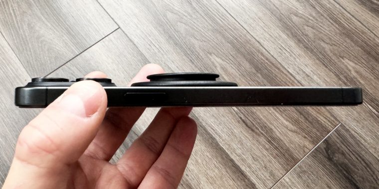 Как зарядить без магнитной зарядки. Зарядка от кроны для телефона. Как зарядить без магнитной зарядки. Зарядка аккумулятора телефона без зарядного устройства. Зарядка для телефона.