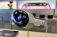 Спрос на Apple Vision Pro оказался выше, чем ожидалось. Шлем возвращает 1% покупателей