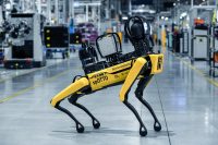 Вот это киберпанк. Робособаку Boston Dynamics наняли на завод BMW по производству двигателей, чтобы она следила за работой людей
