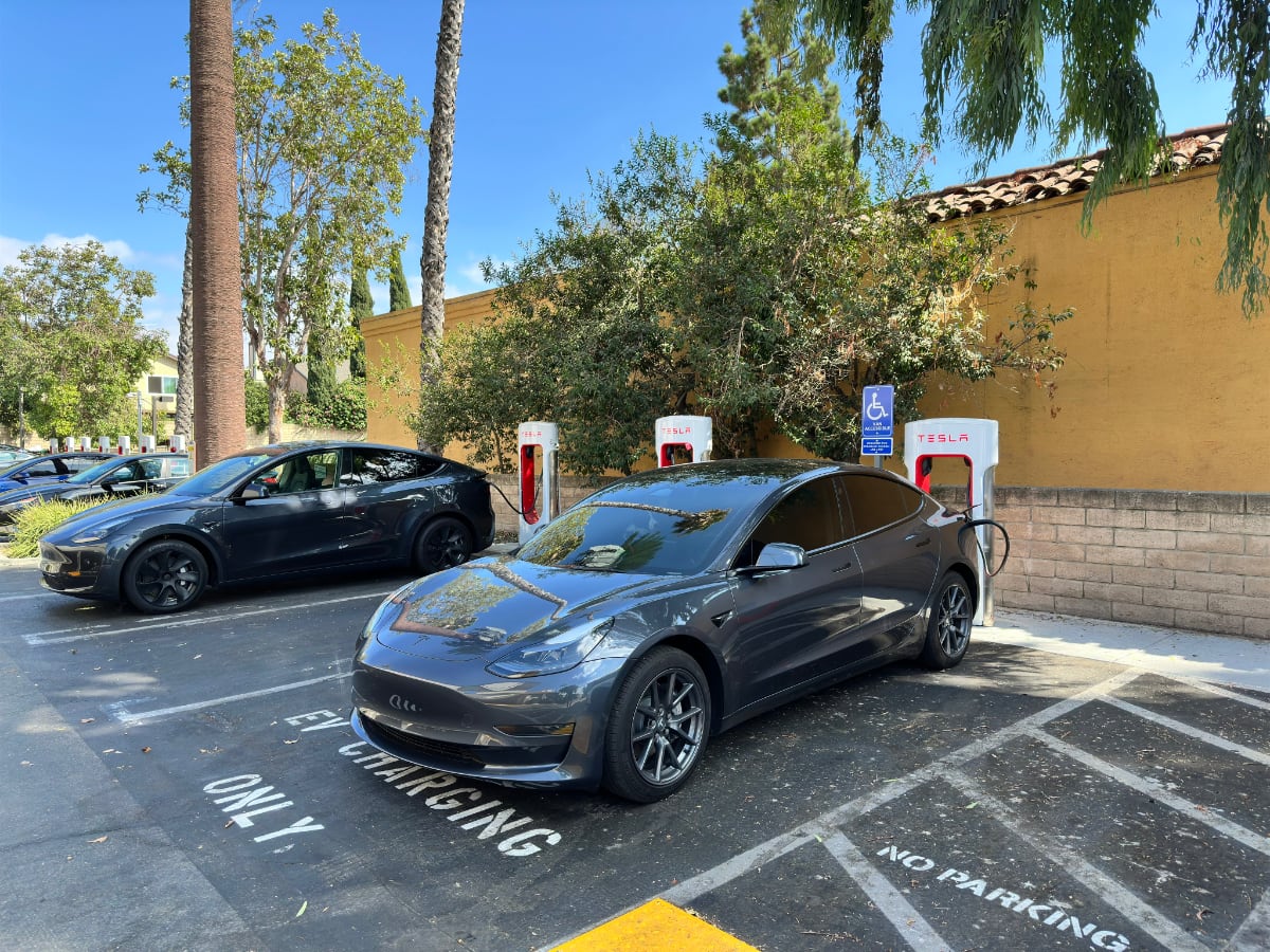 Как вышло, что Tesla продаёт больше всех электромобилей. Хотя китайцы готовы уничтожить её на раз-два 