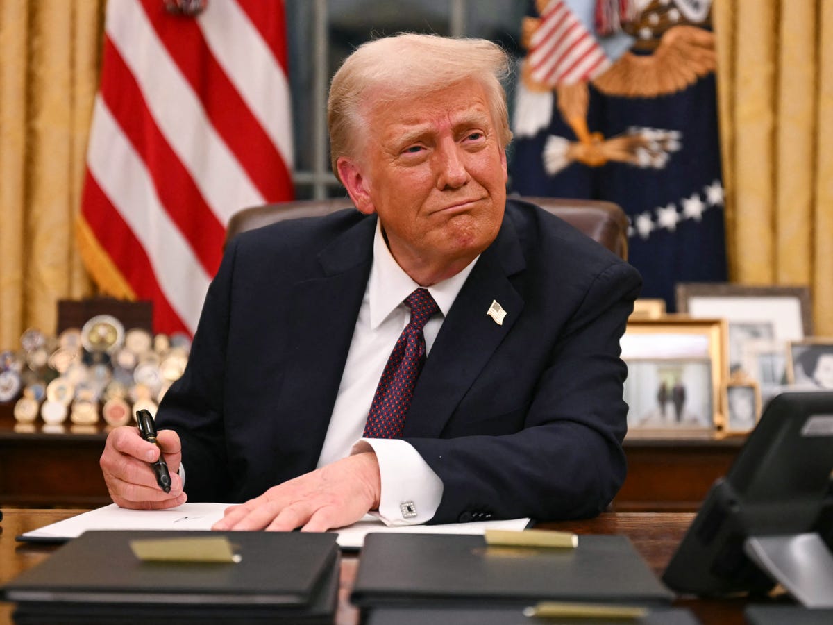 Трамп отменил пошлины для смартфонов, компьютеров и другой электроники, ввозимой в США