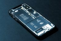 tyler-lastovich-rAtzDB6hWrU-unsplash Как Apple привязывает запчасти и делает ремонт iPhone невыносимо сложным. И почему после сервиса перестаёт работать Touch ID