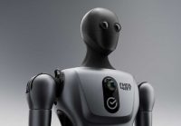 IMG_5019 Сам ходит, взаимодействует с предметами и разговаривает. Сбер представил гуманоидного робота Грин, которым управляет GigaChat