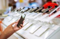 Buying smartphone in an electronics store МТС: более половины россиян при смене смартфона остаются верны бренду