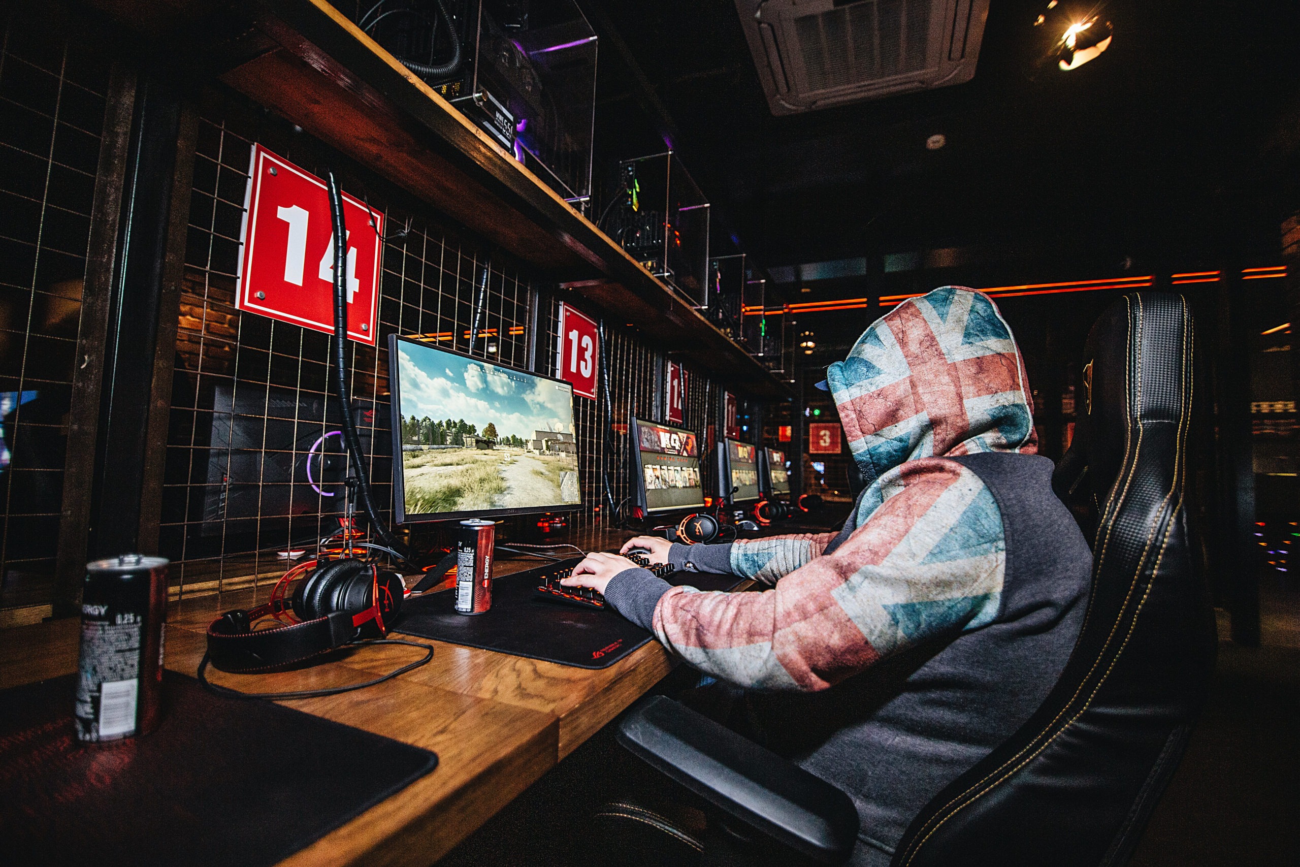 От подпольных гик-тусовок (даже Стив Джобс не прошел мимо) до миллиардной индустрии. Как появились компьютерные клубы 