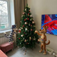 Магия в действии. Ребенок точно поверит, что домашнюю ёлку украсили герои из Простоквашино