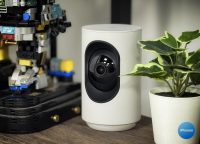 Кошка прыгнула на стол. Обзор новых ИИ-фишек умной IP-камеры Яндекса, которые реально помогают