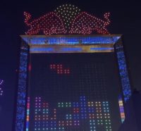 Screenshot Самый большой в мире Тетрис. В Дубае сыграли в культовую игру с помощью 4 тысяч дронов, которые меняли цвета и превращались в фигурки
