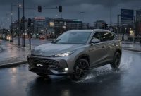 &laquo;Мы не переклеиваем шильдики&raquo;. Москвич представил свои новые кроссоверы M70 и M90, которые ну очень похожи на китайский SAIC