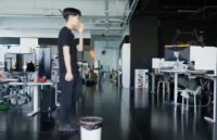 Промахнуться невозможно. Китайский разработчик создал мусорное ведро, которое само ловит мусор