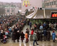 Умер фотограф Мартин Парр, но его фото с открытия первого McDonald’s в России бессмертны