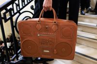 Herm&egrave;s превратила бумбокс в люксовую сумку. Это выглядит безумно