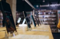 Известия: цены на смартфоны в России вырастут до 30%